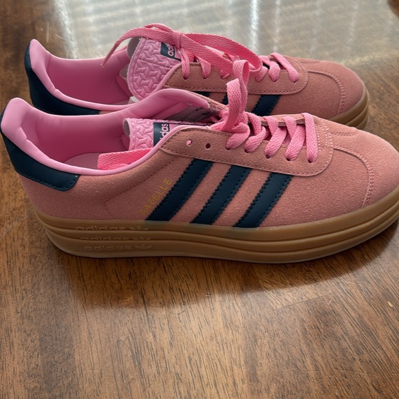 Sneakers - Picture 3 of 4